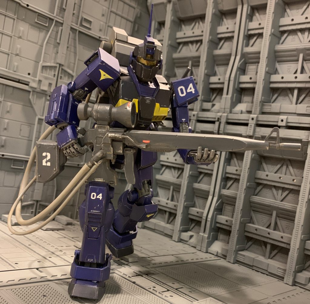 カラーリングは色々悩みましたが、ジム・スナイパーカスタムのイメージをガラッと変えてみたくてティターンズカラーにしてみました。塗料はかなり迷いましたが、タミヤスプレーのダークブルーとレーシングブルーで塗ってみました。下地色は何回かテストし、ダークブルーの下は白サフ、レーシングブルーの下はグレーサフで微調整しています。ティターンズ初期の機体という設定なので、塗り分けは同じく初期配備機体のジム・クウェルを見本としました。ただ、お腹の二段腹の塗り分けをミスっているのをウェザリングまで全て終わった後に気づきました(苦笑)