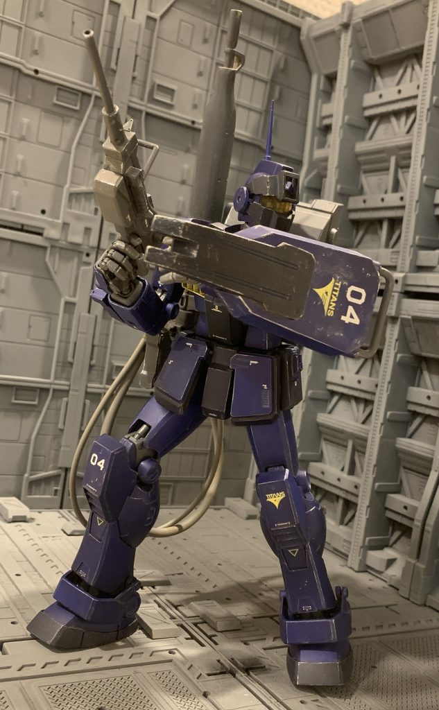 シールドは一年戦争時に主に陸戦型MSが運用していたシールドを装備しています。周辺にライフルの銃身を固定できる物が無い場合、このシールドを立てて固定します。08小隊の輝き撃ちでお馴染みですね(厳密に言うと本編(08小隊OP)では実は銃身をシールドに置いてないと思いますが)。漫画「ククルス・ドアンの島」でガンダムFSDもジャブローでやっていますね。ガンダムFSDのライフルのようにモノポッドを作ろうと思いましたが、面倒になったのでやめました(笑)