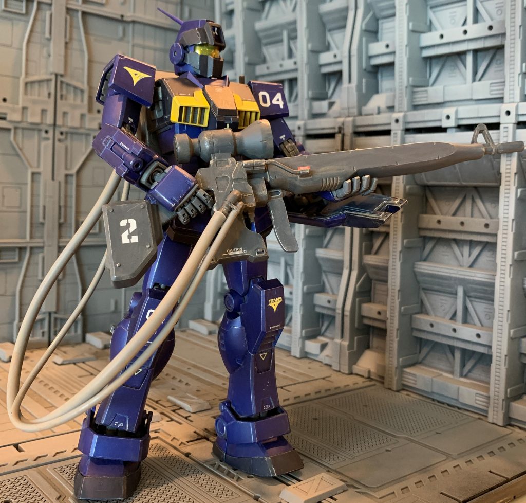 ジム・スナイパーカスタムは1年戦争においてはエースパイロット向けのハイエンド機ですが、ご存知の通りMSはその後も凄まじい勢いで進化を続け、0084年当時では既に1.5線級になっていたと考えました。さらに年月が進んだグリプス戦役では、核の罠を仕掛けたジャブロー防衛部隊に「捨て駒」扱いで配備され、それこそ2線級の扱いを受けていましたよね。本機はまだそこまで落ちぶれる前で、立派にティターンズカラーに塗ってもらって現役部隊で活躍できていたという感じの設定です。