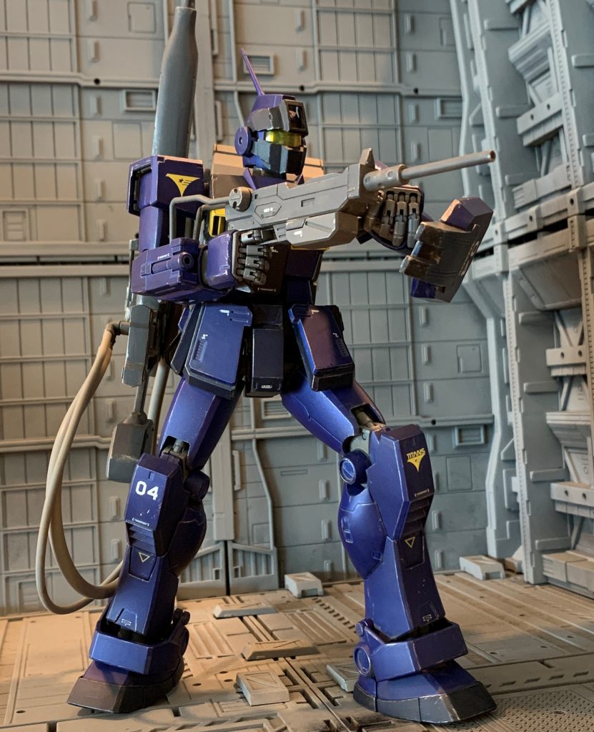 主に自衛、対軽装甲目標攻撃用に装備しているセカンダリ武器は100mmマシンガンで、バックパックにアタッチしています。電力はロングレンジビームライフルの運用で大量に消費してしまう為、電力に関係なく安定して稼働でき、信頼性の高い実弾兵装を選択しています。100mmマシンガンは後発の90mmマシンガンよりも開発時期は旧いですが、一年戦争中期のMS配備数が極少ない頃にコスト度外視で製造されていたため造りが良く、戦争末期の膨大な数の量産機用の簡素な90mmマシンガンよりも性能が高いので、敢えて旧型の100mmが採用されています。(本当は90mm持たせたかったのですが、家に100mmしか在庫なかったので言い訳です(笑))パイロットの要望で部隊付のガンスミスによってロングバレル化改修されており、集弾性と弾速を向上させ、スナイパーカスタムの火器管制能力と相まって100mmマシンガンとしては抜群の精度で射撃が可能です。銃身は適当な太さのランナーを切り、先端にピンバイスで孔を空けただけです。