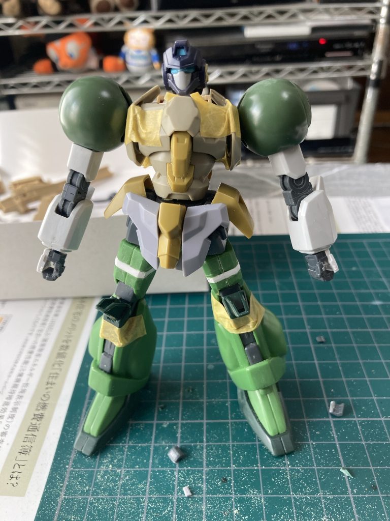 旧HGマークIIの腕を二重関節に加工し、量産バウの足を太もも部分で延長してプロポーション修正。この辺が一番手を加えたところ。他にも細々と手を加えてみたり。こんなに手の込んだ事は今までしたことなかった。