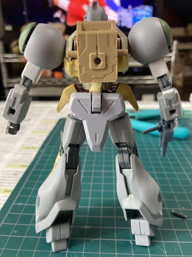 背中は30MMをちょい加工。どうも発想が貧弱でして、、、サフ吹いてこんな感じ。この時全体をサフってれば良かったのですが、ついつい手抜き。塗装し始めたら色のノリは悪いし、隠ぺい力も弱いしで苦労しました。トホホ。