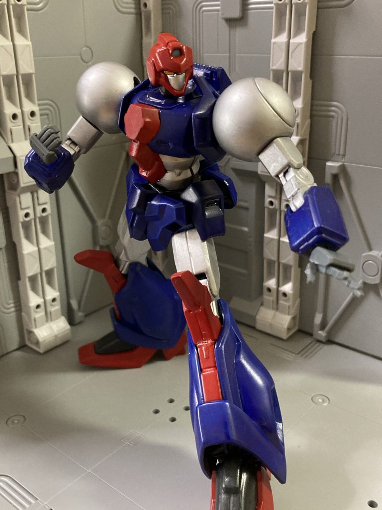 それでもなんとか出来上がり。色見本はボルテスＶ。昭和な感じで仕上げてみました。塗装は年末に買ってたエアブラシを（今更ながら！）開封して使ってみた。銀色の部分は4アーティストマーカーを直接塗ったけど、乾いても指紋つき過ぎで困った。トップコートでどうにか触れる状態にしたけど。