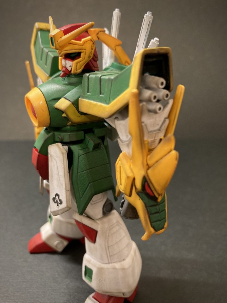 クラブエースのエンブレムは、切り出したあとシールが台紙から剥がれず、やむなく台紙ごと接着剤で貼り付けるという失態を犯しております。