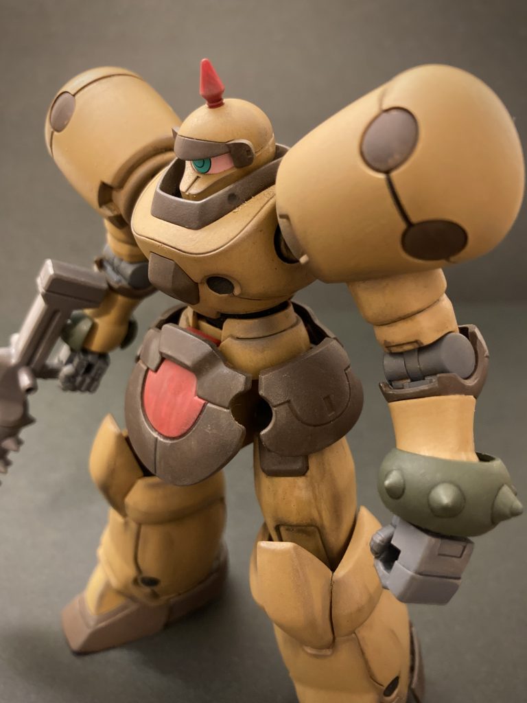 バストアップ。この直後、頭部のひさし部分がぱっくり2つに割れました…。次の写真でひさし部分の真ん中あたりに手術跡をご確認いただけます。