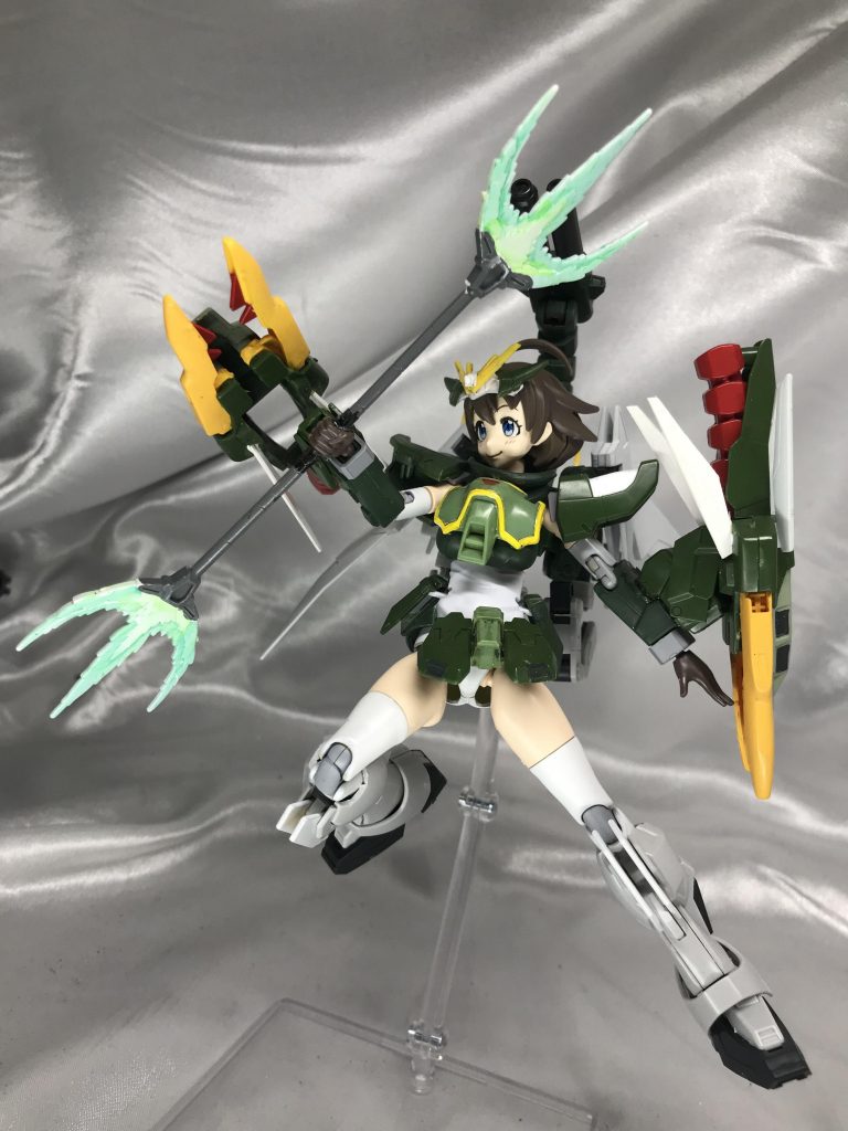 武器は標準通りのドラゴンハングにツインビームトライデント。それにオリジナルとして膝のクロー、背中に装備されているフレイムクローとテールビームガンです。