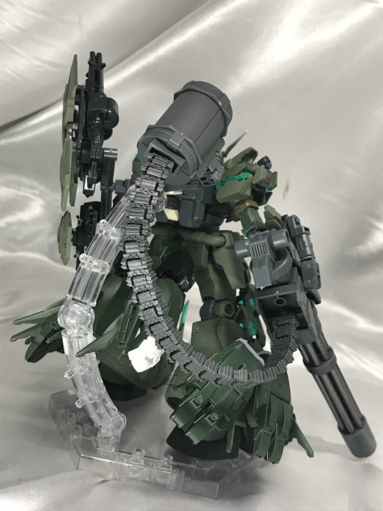 弾倉とベルトリングは他社の武器パーツから。太陽路は背中の腰あたりに一対装備してます。意外に似合いそうなのに装備してないなってことで今回はガトリング装備です。