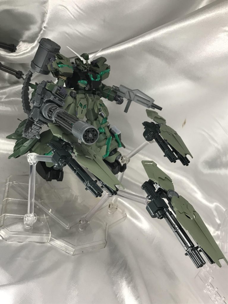 シールドファンネル展開状態。計7門のガトリングが敵をハチの巣に変えます。ビルドダイバーズ世界の機体を想定してめちゃくちゃやってやろう感出したかったんで楽しみました(///▽///)基本GP02にユニコーンの装甲を貼り付けた感じの簡単工作です(*゜ー゜)