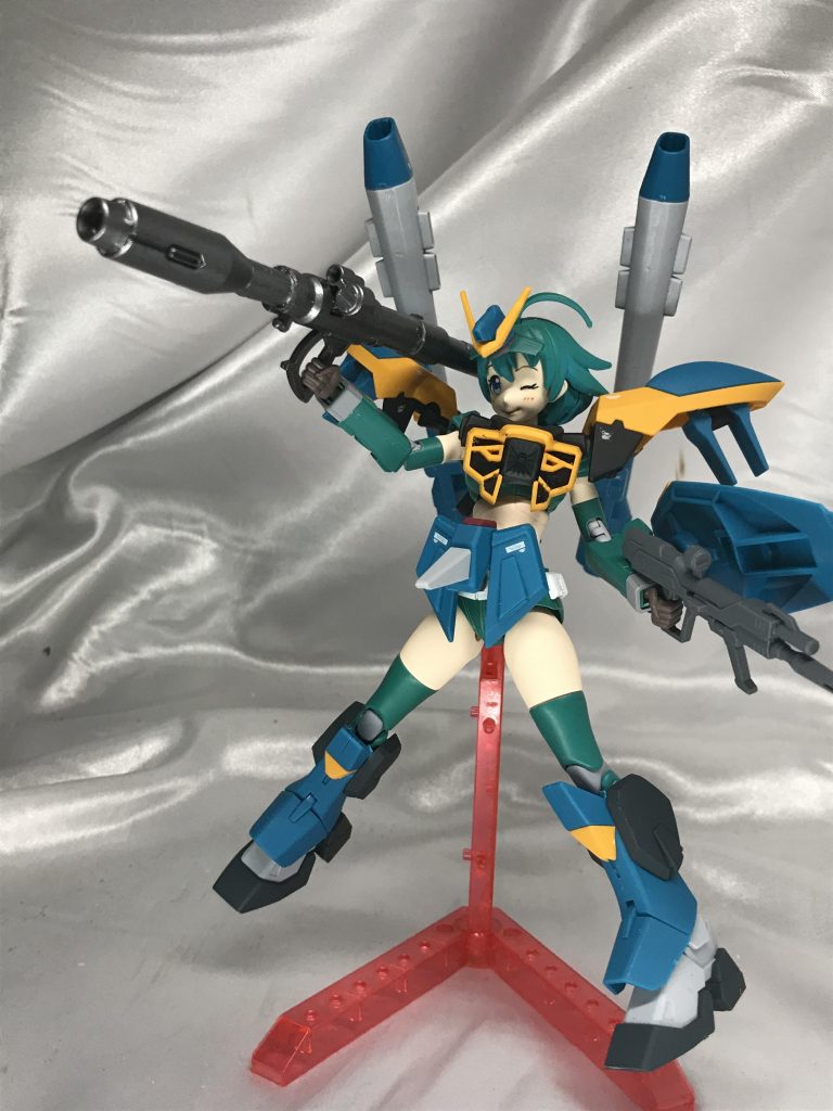 武器は標準通りといいたかったんですが、バズーカが旧キットということもありグリップ非可動となっており、可動向上と見た目を長くしたかったのでオリジンザクのバズーカグリップを移植、武器自体も長くしました。ライフルは付属していないので、インパルスのライフルを持たせてます。