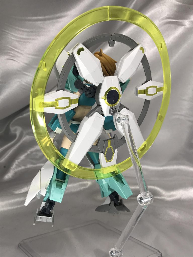 背中のボアチュールリュミエールは外周にBB戦士のネオジオングのサイコシェード再現パーツを接着し、発動状態にしましたが。接着が乾いたら上の部分が音もなく割れました、何故。