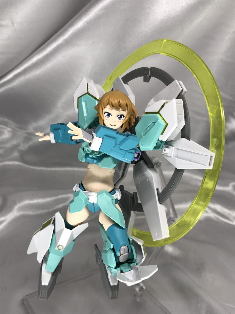 背中の奴使わないんかい、なポーズ。攻撃ではなくスピード重視機体なので、こういうポーズもいいですね。