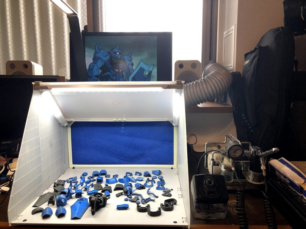 今年に入って塗装ブースを購入したので作業再開。Netflixでガンダムのグフが出る当たりを観ながら作成しました。