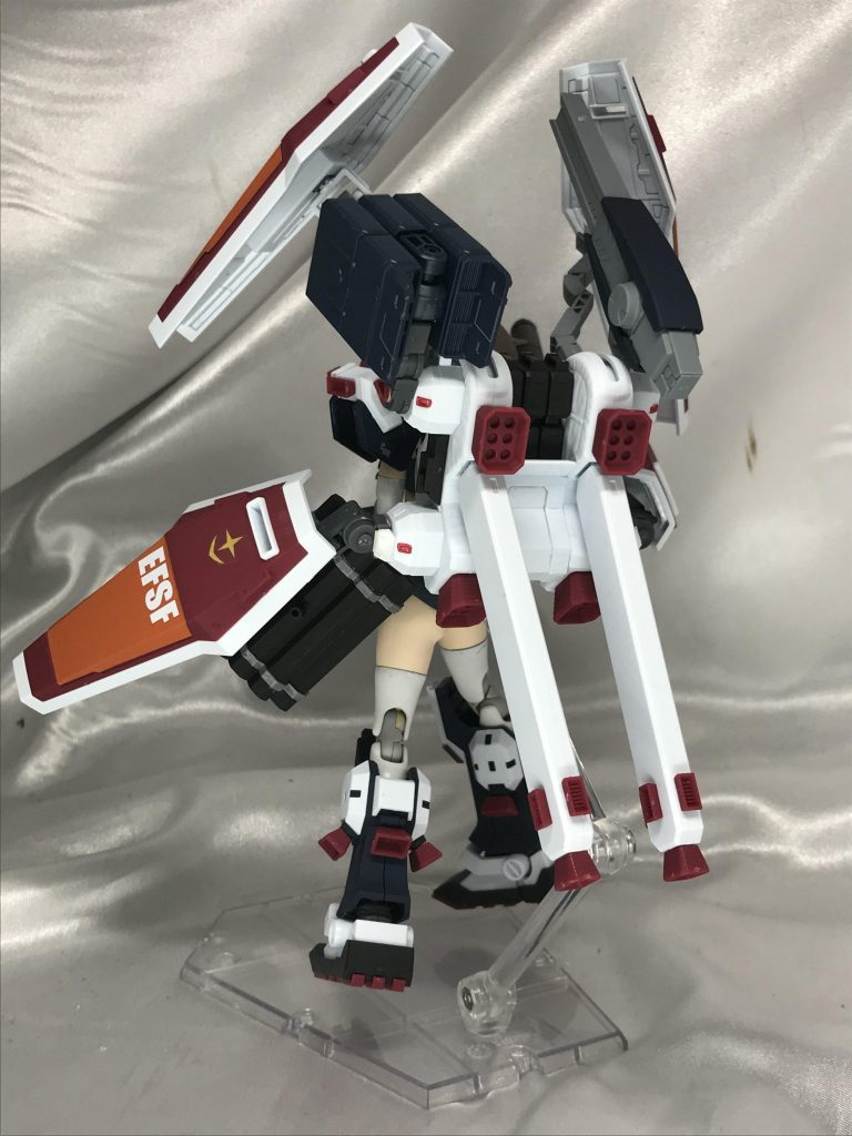 背面。巨大なバックパックです、とにかくでかい。デカい割アームがしっかりしてるので盾をちゃんと構えられるのがいいです。ちなみに接続はユニバーサル規格じゃないんで、ナミさん純正のバックパックを噛ませて接続しています。