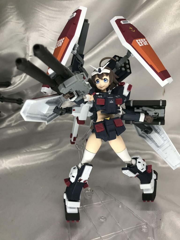 ツインビームライフル。本当ならシールドと一体型なのですが、ナミさんの腕だと重すぎて持てないので盾はアームに任せました。