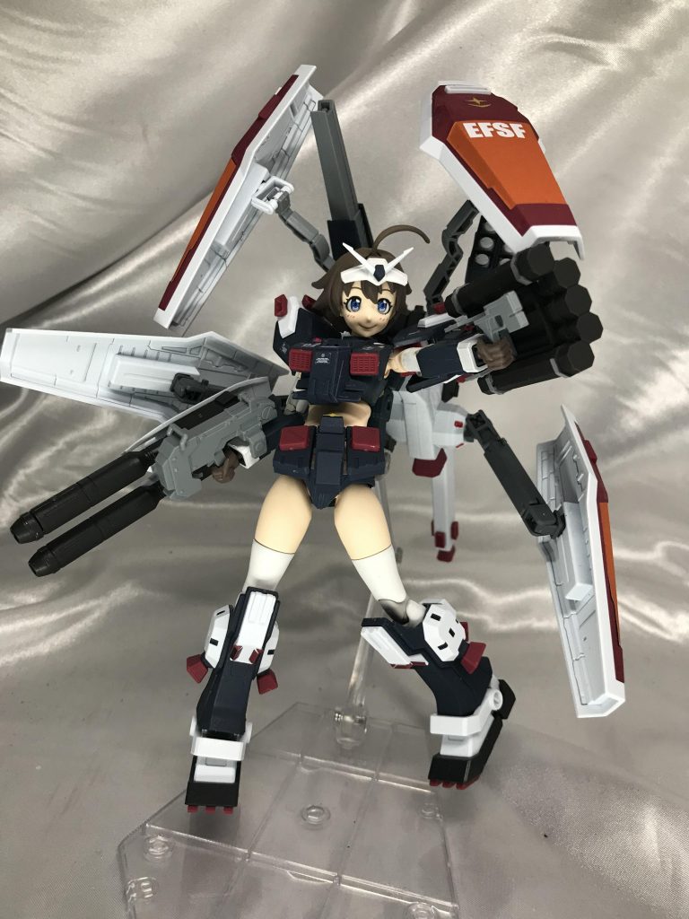 腕部ミサイルポッドも同じくシールドから切り離して持たせてます。