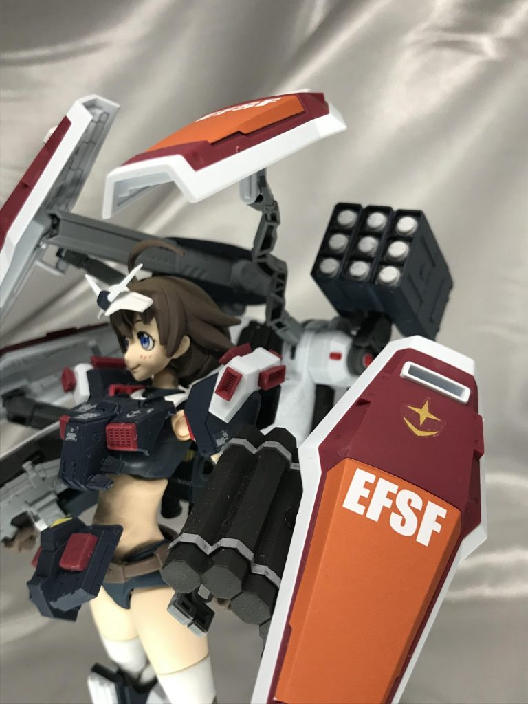 右肩のミサイルポッドは正規のものじゃなく、アームアームズのミサイルポッドを3つ連結して大型化しました。弾頭がしっかり見えるポッドも好きです(*゜ー゜)