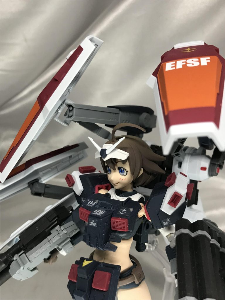 左肩のビームキャノンはそのまま、大型化しませんでした。盾の可動を考えるとこれがベストの大きさな気がします。