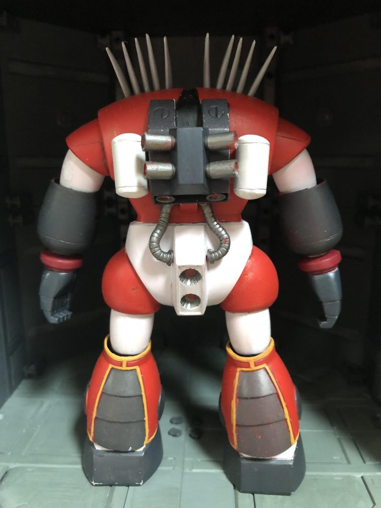 パーツ数が多くなにげに精密な背中。ブーメランは雰囲気で取り付けたので方向がばらばらです。