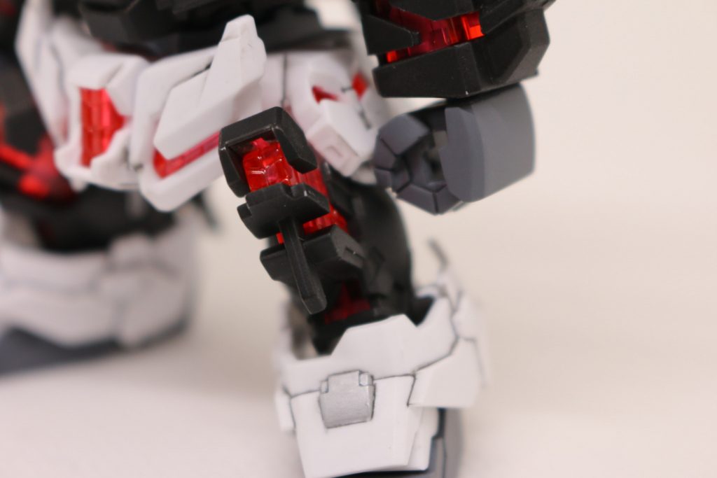 脚部は少し変わったパーツ分けで、サイコフレームをコアとして組み上げるような形になっています。 最初は膝の部分は白だったのですが、黒にしたほうがメリハリが効いている気がしたので、塗り替えました。 ちなみに、白は成型色のままつや消しをふいただけです。ランナー処理はほぼ不要でした。うまく見えないようになっています。