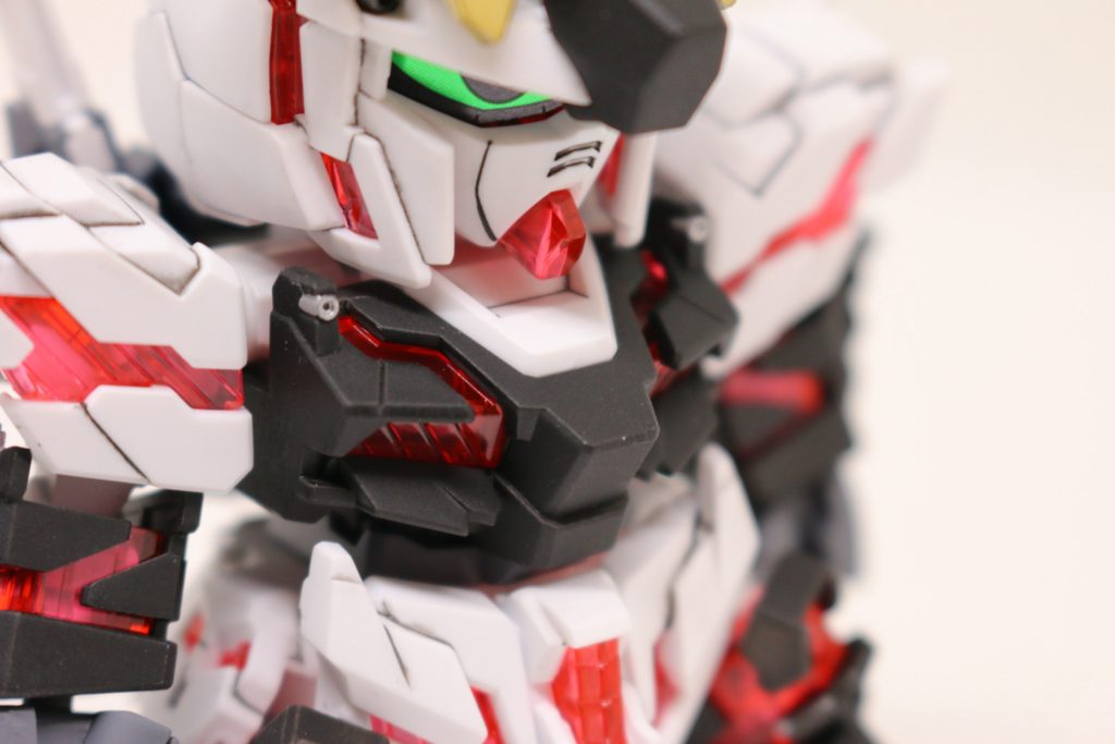 胸部のアップ。 シンプルなパーツ分けですが、単位ごとに構成の区切りがよく、塗分けもしやすい。マスキング無しでも十分に塗分けられます。しかも、すごく組みやすい。