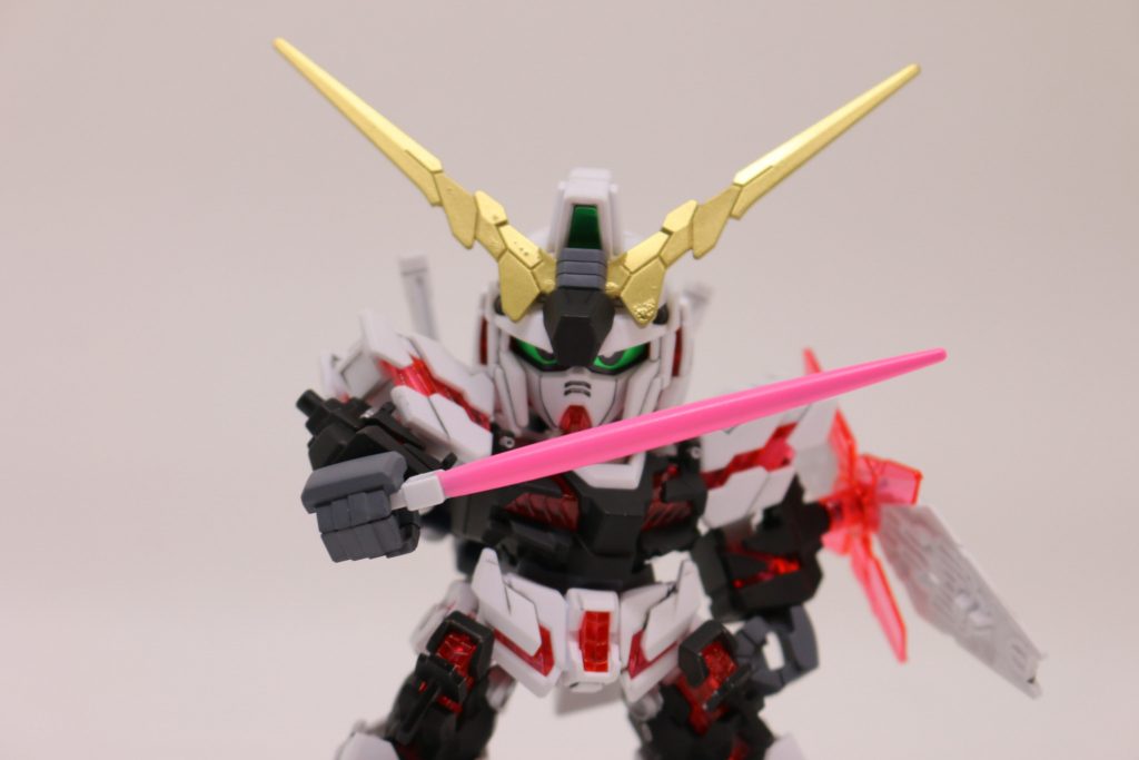 基本的にこのキットは、BB戦士ほどではないにしろ、色分けは手薄です。もとが真っ白なユニコーンガンダムという事が幸いして、それほど濃厚な色分けは不要ですが、素組だと少し寂しいです。 要塗装なのはビームサーベルくらいですかね。ガンダムマーカーのエアブラシシステムで塗りました。ここ以外はマスキングもなく、簡単にパーツ単位でのスプレー塗装です。