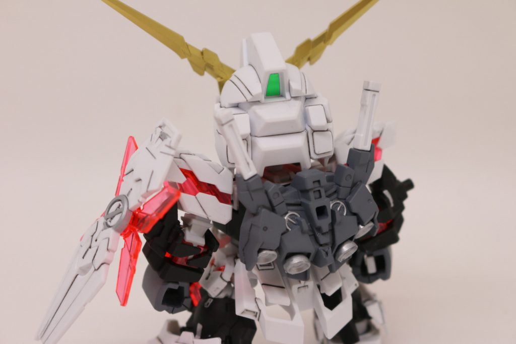 意外と背中が男前なんですよね。バックパックが大きく、SDにしてはごついからですかね。ちょっとだけシルバーで塗分けていますが、それが効いている気も。 ですが、全体的にモノトーンでありつつも、最古フレームのクリアレッドが素晴らしいアクセントになってくれています。これはキットの力ですね。