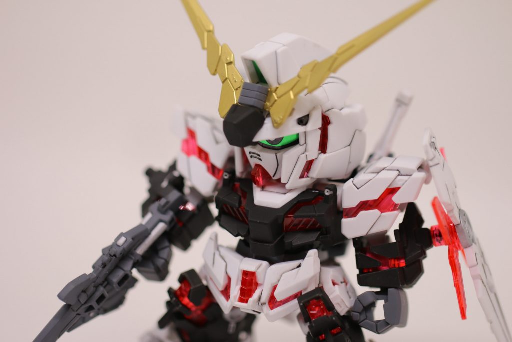 非常に男前なキットです。 もしもアムロがユニコーンガンダムを受領していたら・・・という、安直な想像で塗装しました。何気にモノトーンのキットはガンダムでは少なく、その分νガンダムの美しさが際立っていますね。