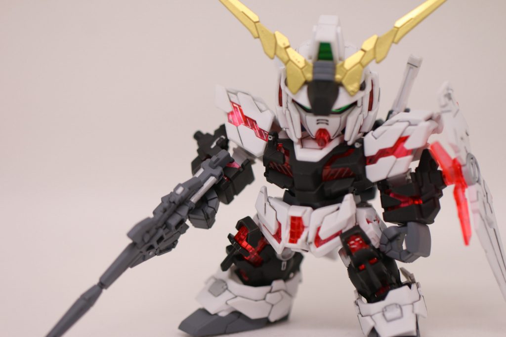 顔が映り切っていませんが、全体像ですね。 塗装した箇所は・・ ①胸部、脚部、腕、アンテナ中心部:つや消しブラック ②アンテナ:ガンダムマーカーゴールド ③スリッパ、武装、バックパック、ハンドパーツ:MSカラージオン軍グレー というレシピです。