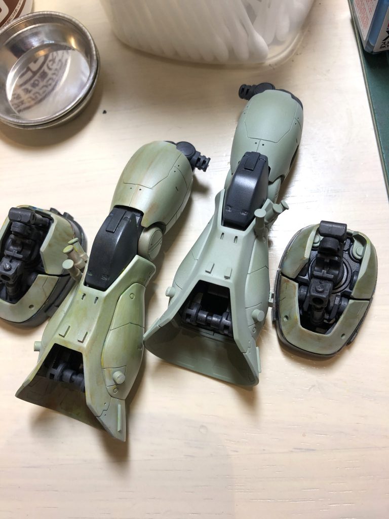 向かって右側の脚部が汚し前の状態です。 センチネル0079っぽい色味にしたかったので「なかなかよく塗れたぞ」って思っていましたが、ウェザリング施すと(当たり前ですが)どんどん色味が変わっていく!もう後戻りはできないとガンガン汚しましたが、結果やってよかったです。