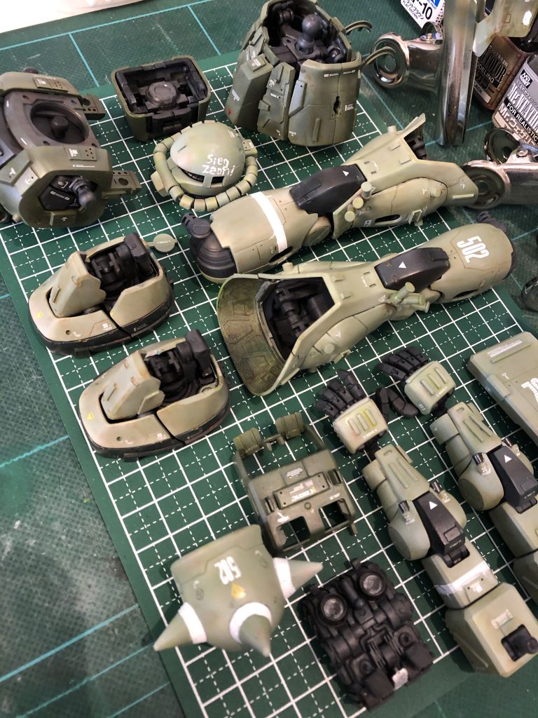 工作の後の塗装工程は「サフ」「各ベースカラー」「各ハイライトカラー」「部分塗装」「ドッティング」「デカール」「定着トップコート」「ウォッシング」「チッピング」「ドライブラシ」「粉物塗布」「フィニッシュトップコート」多分もっとうまいやり方がある気がする、、、 画像はデカール貼りが終わった状態です。