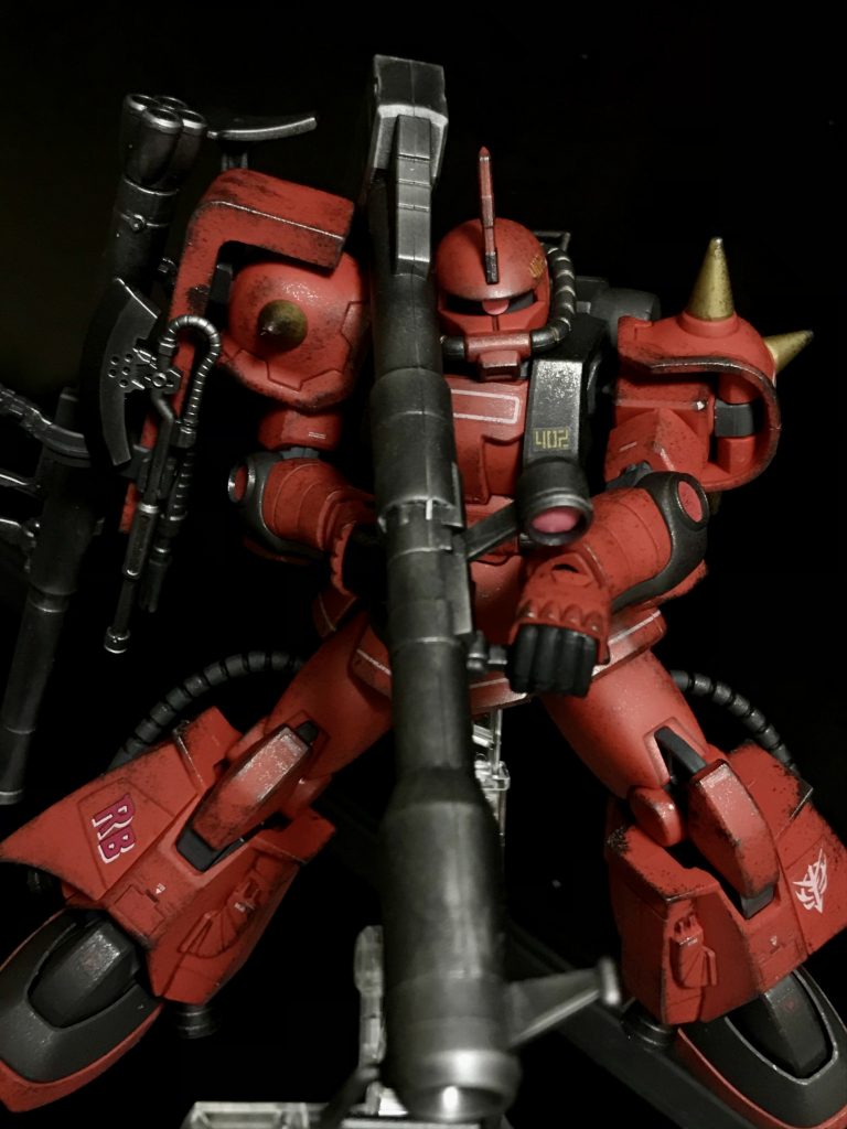 右肩に全ての武器を懸架しました（見にくいですが）。バズーカ2本、マシンガン＋予備弾倉、ヒートホークを全て携行、しかも高機動型のR-2で、しかも赤色。ロマンしかありません！(^^)