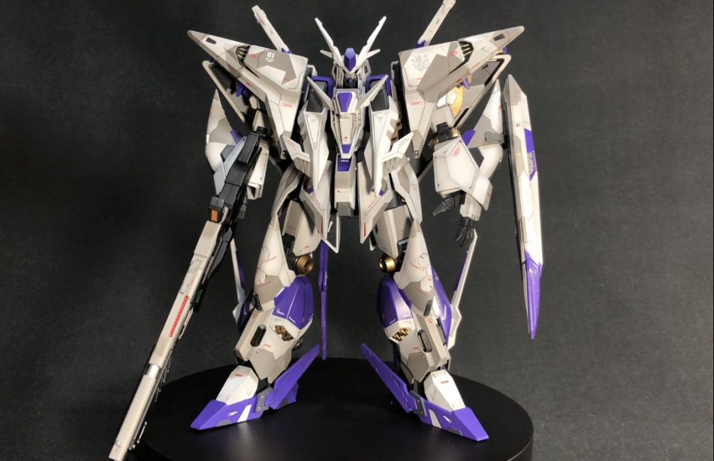 全体的にスジ掘りを施しましたが、ほぼ無改造です。ライフルのみMGνガンダムのものを流用して改修しています。