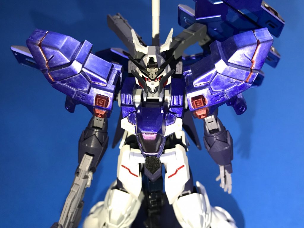 バストアップ。新たにフェイクニューユニットを頭部とフロントアーマーに使用し、頭部にはムーンガンダムのアンテナ4つを移植しています。肩、胸、腰部リア、バックパックはプラネッツアーマーを基部に、ムーンガンダムのものを外からかぶせる形で組んでいます。