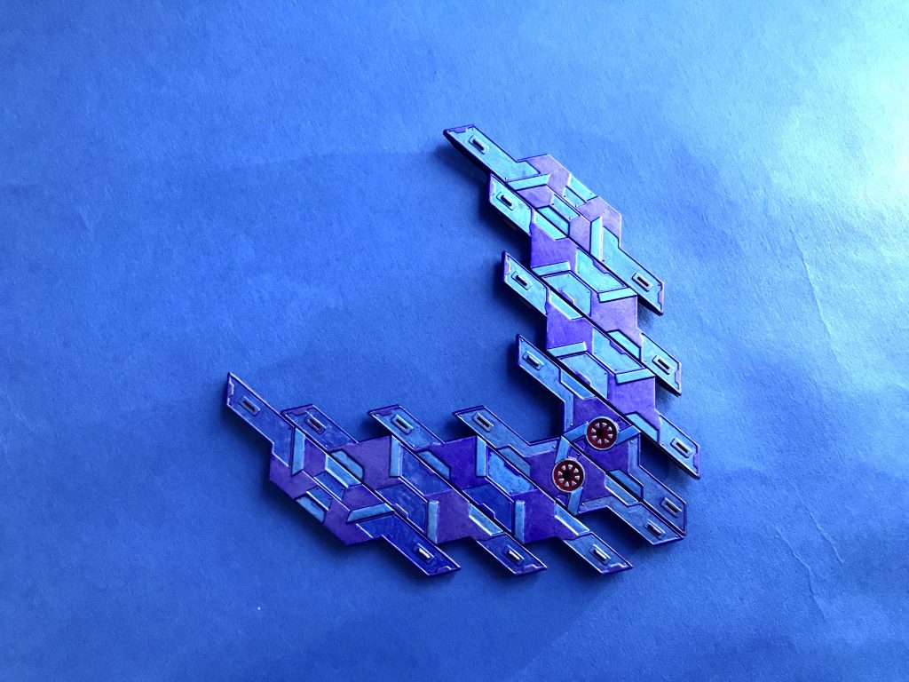 サイコプレートの製作工程です。表面はメタブルー単色塗装からメタバイオレットとメタブルーの二色構成に変更。裏面はホワイトからブラックに変更しています。