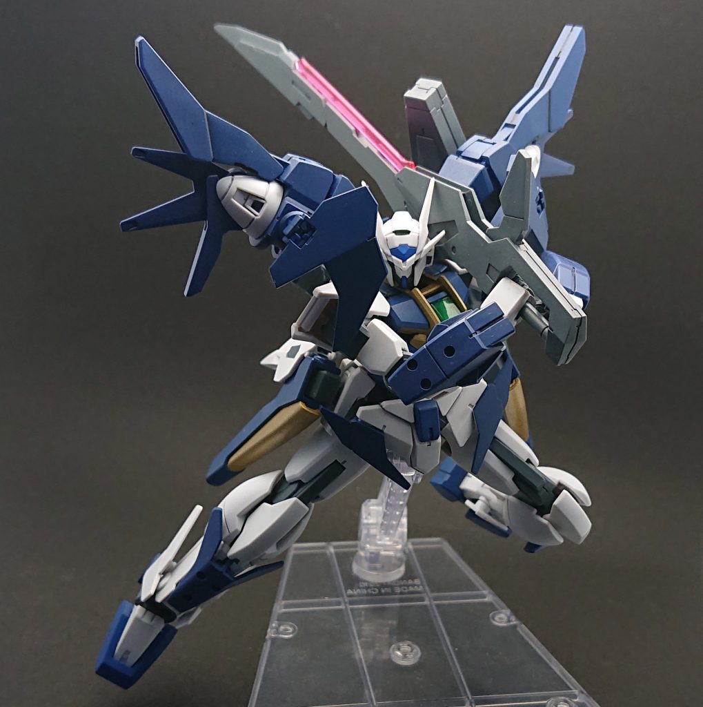 塗装はガンダムマーカーエアブラシで行いました。使った色はガンダムマーカーティターンズブルー、ブルー、ゴールド、グレー(一部)です。つや消しも投稿当時新たに発売されたガンダムマーカークリアーつや消しを使ってみました。