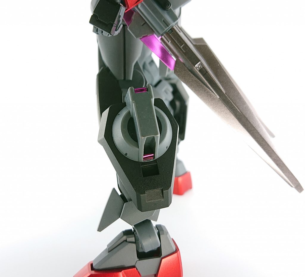 脚部の粒子貯蔵タンクは3mm接続にしてあります。設定的にはこの貯蔵タンクによりトランザム可能時間の延長に貢献しています。