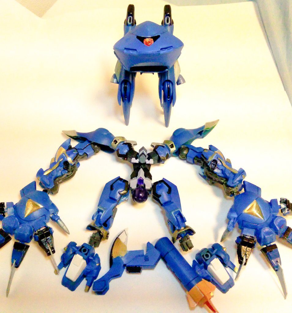 上下逆さの状態で合体！胴体はコアガンの体にアーマーをかぶせる感じです。コアガンダムの装着ギミックを一切無視しております。