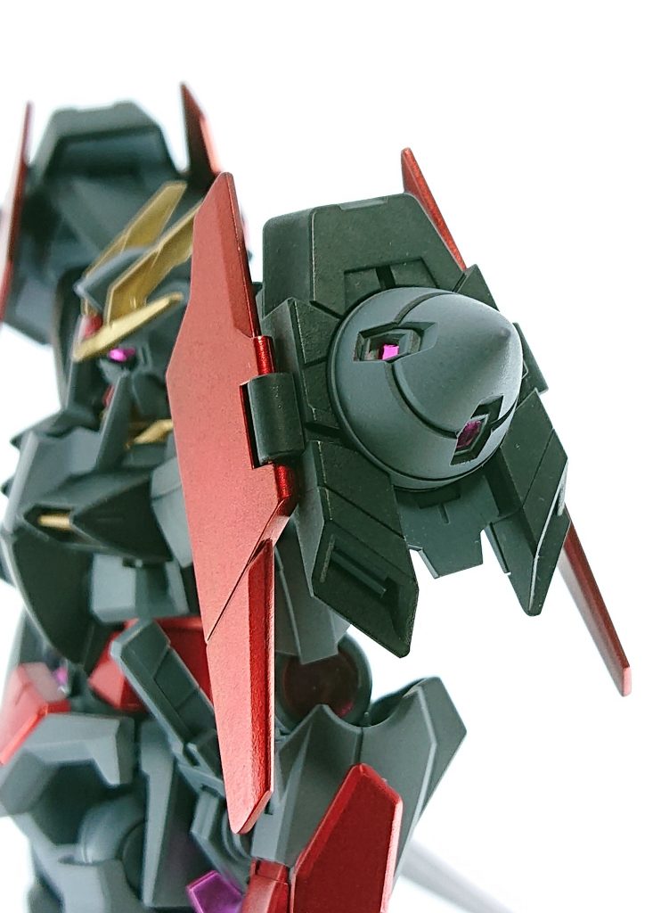 GNドライブ部分などにセリアのメタリックテープを切り貼りしました。クリアパーツの部分はマッキーで塗装しています。