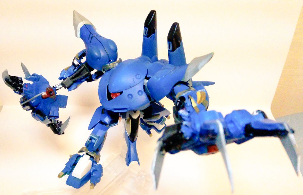 全体的な可動域は悪くないので、こんなポーズもできます！モノアイもしっかり動くのです！