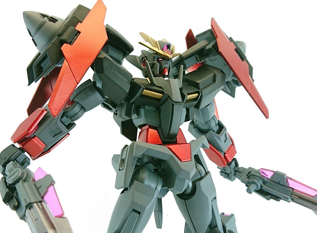 GNソードIIの刀身は本体色と合わせてグレーにしようかと思いましたが、それじゃ味気ないかなと思いガンメタで塗装しました。