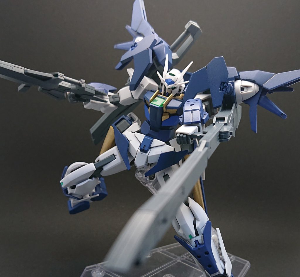 腰のミノフスキードライブはダブルオーの腰パーツとボールデンアームアームズの中ボールジョイントを合わせて取り付けました。