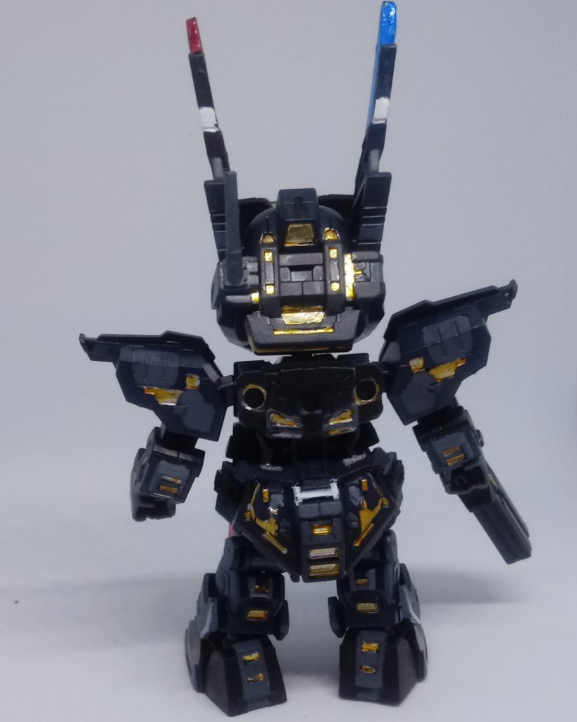 元の色は本当に良いと思うので、あまり変更せず、細部の色を変更しただけです。グレーの色が違うので、モデルアクリルカラーを使って、白黒を混ぜるスケールを変えました。ゴールドパーツは「モロトウリキッドクローム」を使用し、クリアイエローとクリアオレンジをミックスしたクリアカラーを塗装。