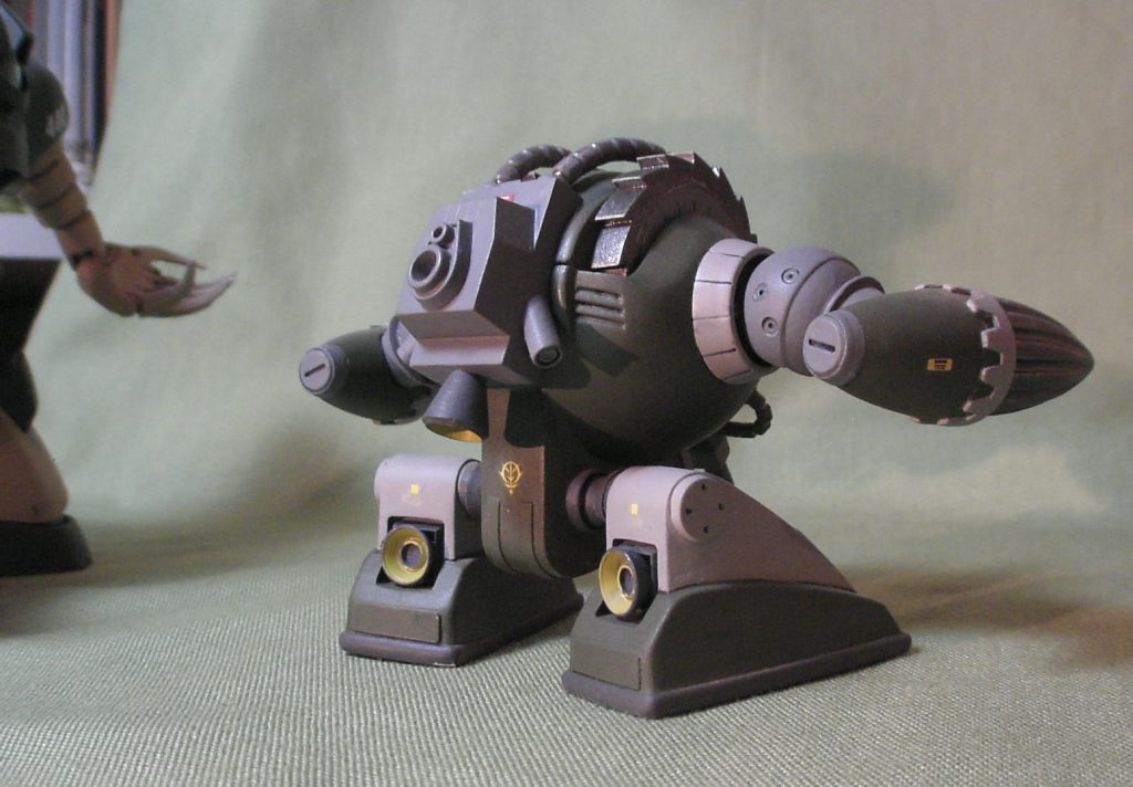 主な改修点は下記の通り1.脚部の接続軸を変更して低重心化、ボールジョイント接続へ変更。足裏ホバーも新造2.モノアイシールドをくり抜き可動化3.各動力パイプは市販パーツに置き換え4.上腕?部は旧キットケンプファーのものに置き換え5.その他、ジャンクパーツや市販パーツでデコレーション。