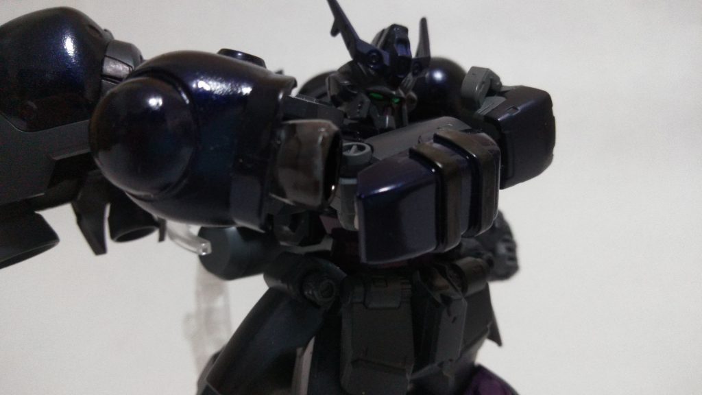 よく見りゃあの肩、分厚い地金で出来てやがる……ボウリングの球の、クソデケェの!(隊長のザクさん感)