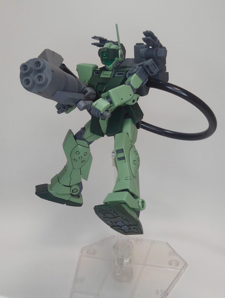 切り札兵器の拡散ビームキャノン。なんとなくゼーゴックに付いていたヤツっぽく見えるかなと。素材は陸ガン地上セットに付いていたレールガンとコトブキヤのミサイルポッド、ポータントフライヤーのコンテナ。グリップ関係はK9のライフルのものを流用しました。エネルギーケーブルはホームセンターのホースコーナーにあった4ミリ内径ホース。もちろんブカブカなので中にサイズを調整したポリキャップをねじ込んでごましていますｗ大げさな太さにしたかったので個人的にはナイスギャップ。ちなみにお値段20㎝で12円也＼(ﾟ∀ﾟ)／