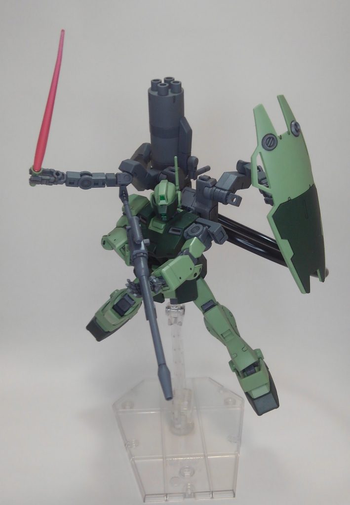 アームは比較的フレキシブルに動かせます。シールドの持ち手をスカルウェポンだかから拝借してアームで持てるようにしました。R-3ビームライフルはいつぞやのウェポンキャンペーンのもの。バイザー降ろしたスナイパー2、イケメンだと今更知りました！！