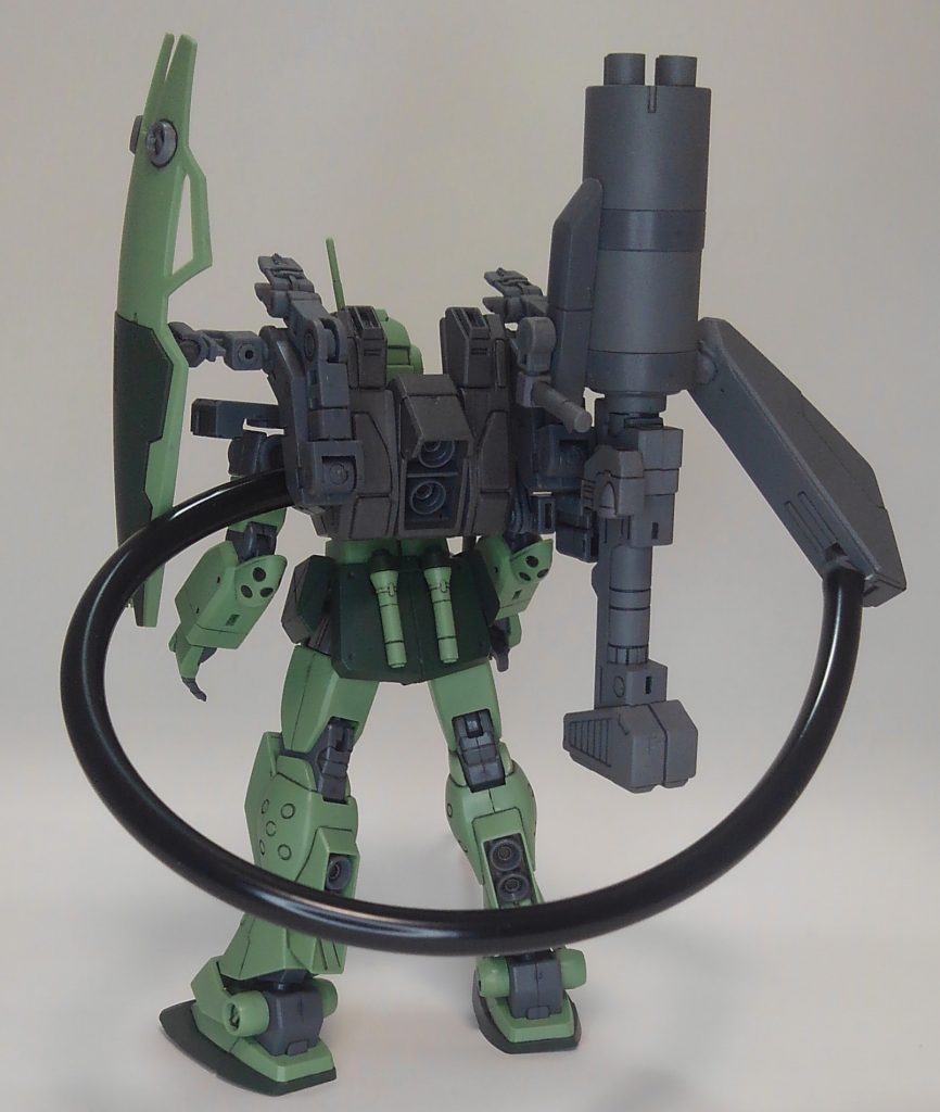 うしろ。バックパックは砂2と真っ二つにしたドッグパックの組み合わせ。側面上部3ミリ棒にビルド系のアームとコトブキヤのジョイントセットで製作しました。下部はエネルギー供給ケーブルと切り札兵器のマウントブースにしています。