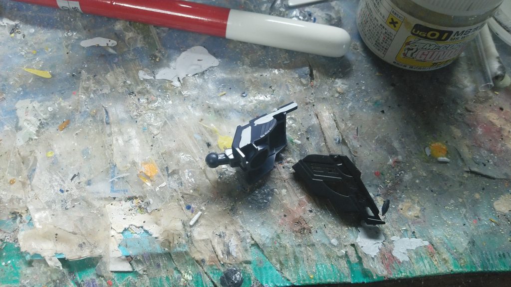 後日細かい途中写真はブログにも上げますが、例えばこの肩パーツ。肩にパネルパーツをはめる構造ですが、パネル部分は開口されており肩パーツに貼るシールがよりきれいに見えます。シールの枚数は創傑伝よりは多くなり、最小限のシールで最大の効果を得られるような構成になっています。もちろん細かい部分は塗りましょう。今回はできる限り塗装しました。肩パネルのあたり一部忘れちゃったけど。脚部、特に足首パーツの色再現が微妙なことに定評あるSDGWシリーズですが、本キットの場合は金色ラインさえ塗っておけばそんなに目立ちません。