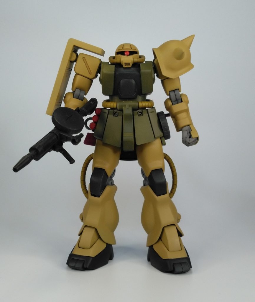 上腕・下腕ともにパテで一回り太くしています。脚もパテを盛っています。太腿～膝アーマー～スネのラインがつながるように。足首も拡幅しています。胸部は三分割後に短縮して再接着しています。