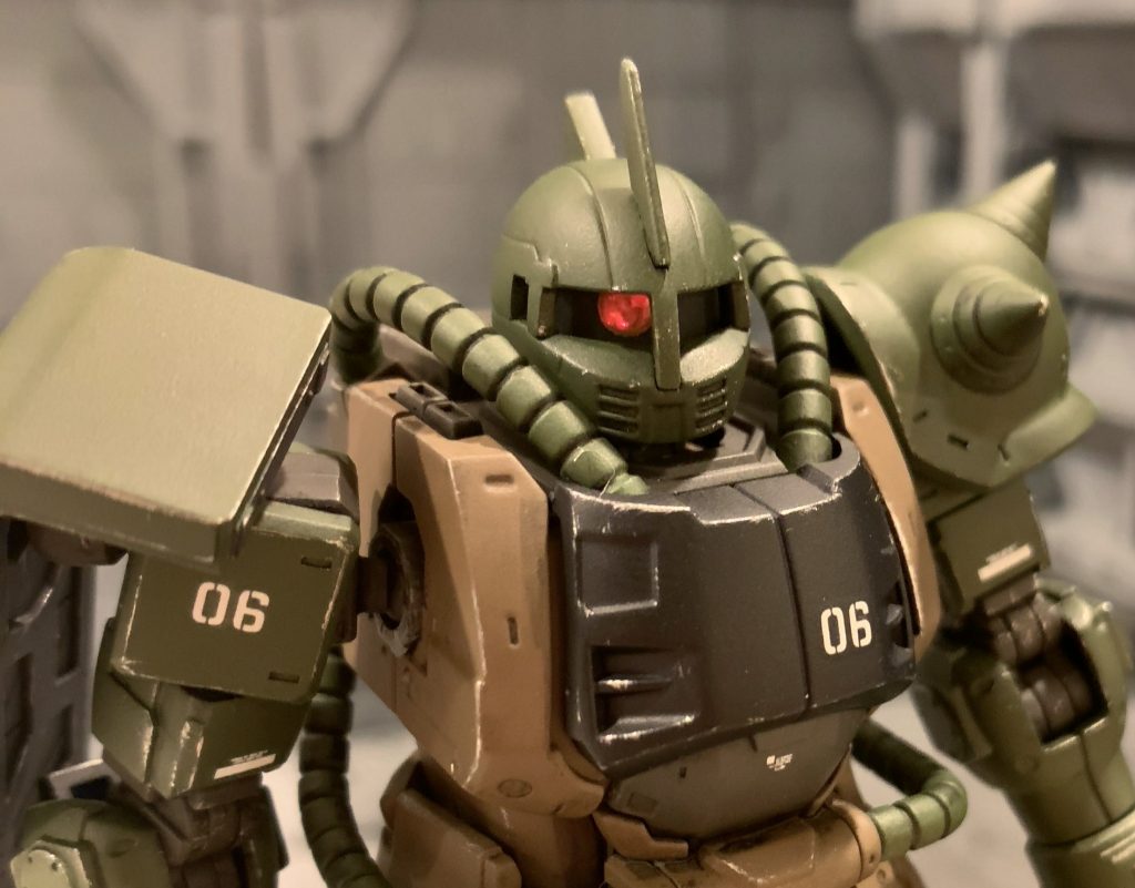 モノアイは基部に穴を空けてHアイズ埋め＆メタリックシール裏打ちしています。穴空け箇所ミスってちょっと上目遣い過ぎてしまったので、基部の下面をやすりで削って高さを微調整しました。モノアイ位置はコンマ数mm上下にズレるだけで全然印象変わってくるので、加工は毎回神経を使います。頭部を回転させるとスムーズにモノアイも連動し、触っていて楽しいです。シンプルな構造ですし、モノアイ動かす為にいちいち部品を外したりしなくていいのも美点ですね。とてもよく考えられていると思います。